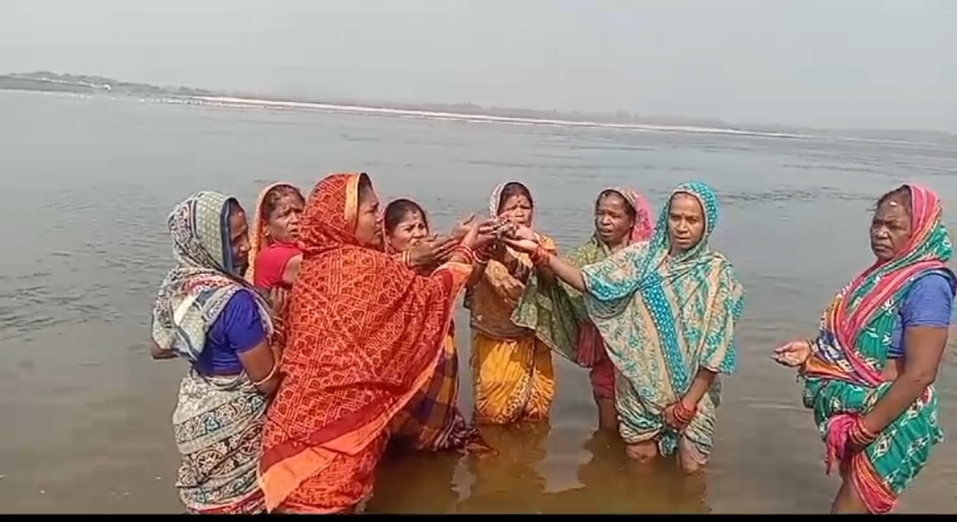 ବିରଳ କଇଁଛକୁ ଦେଖିବା ପାଇଁ ଲୋକଙ୍କ ଭିଡ